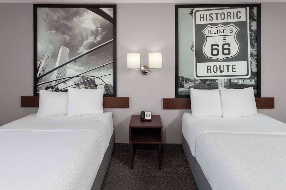 Super 8 by Wyndham Romeoville Bolingbrook