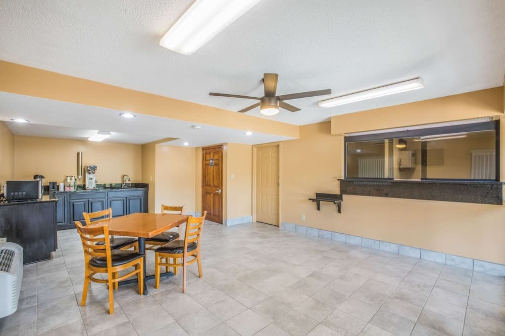 Rodeway Inn & Suites