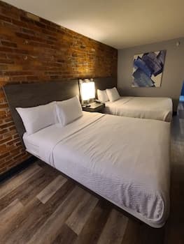Travelodge by Wyndham Downtown Barrie