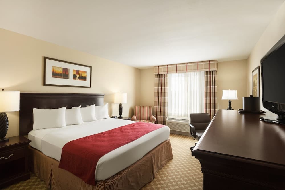 Country Inn & Suites by Radisson, Salina, KS
