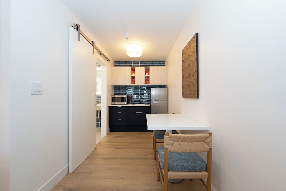 The Sunshine Hotel and Suites