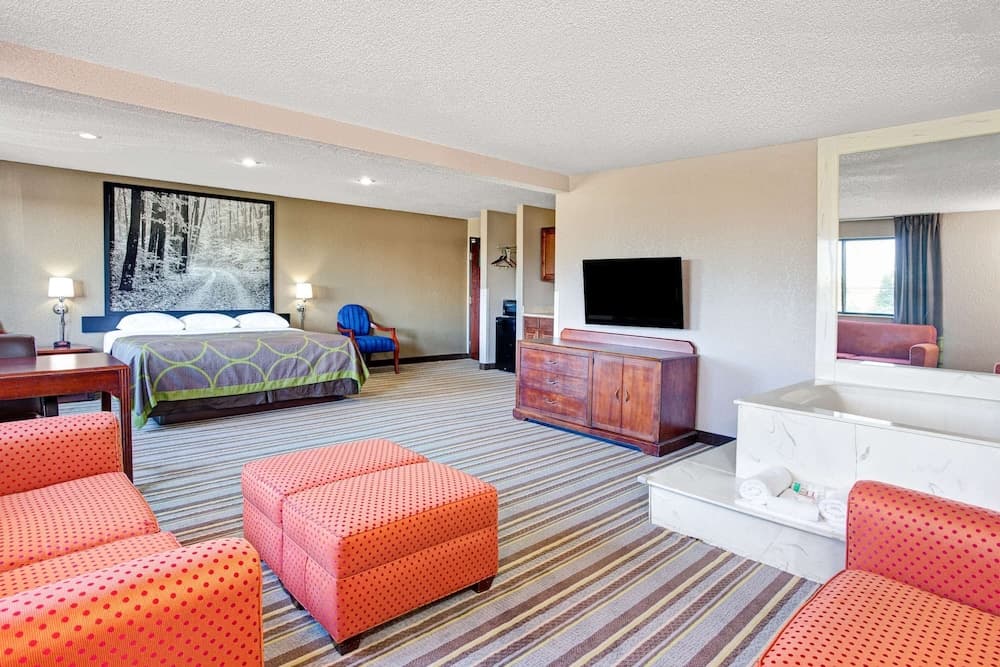 Super 8 by Wyndham Roseville/Detroit Area