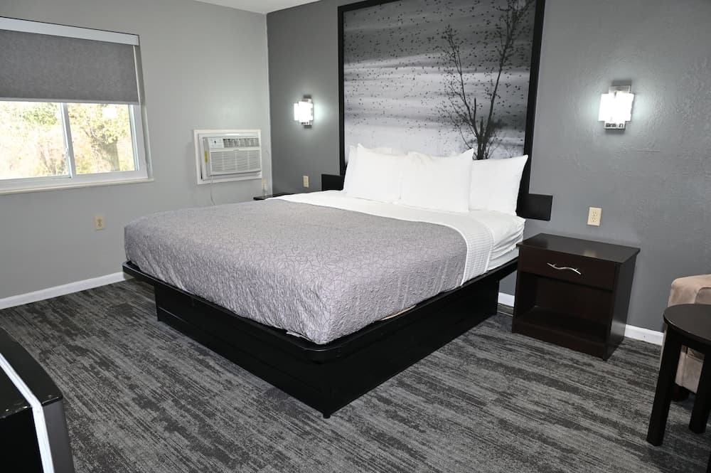 Super 8 by Wyndham Higginsville