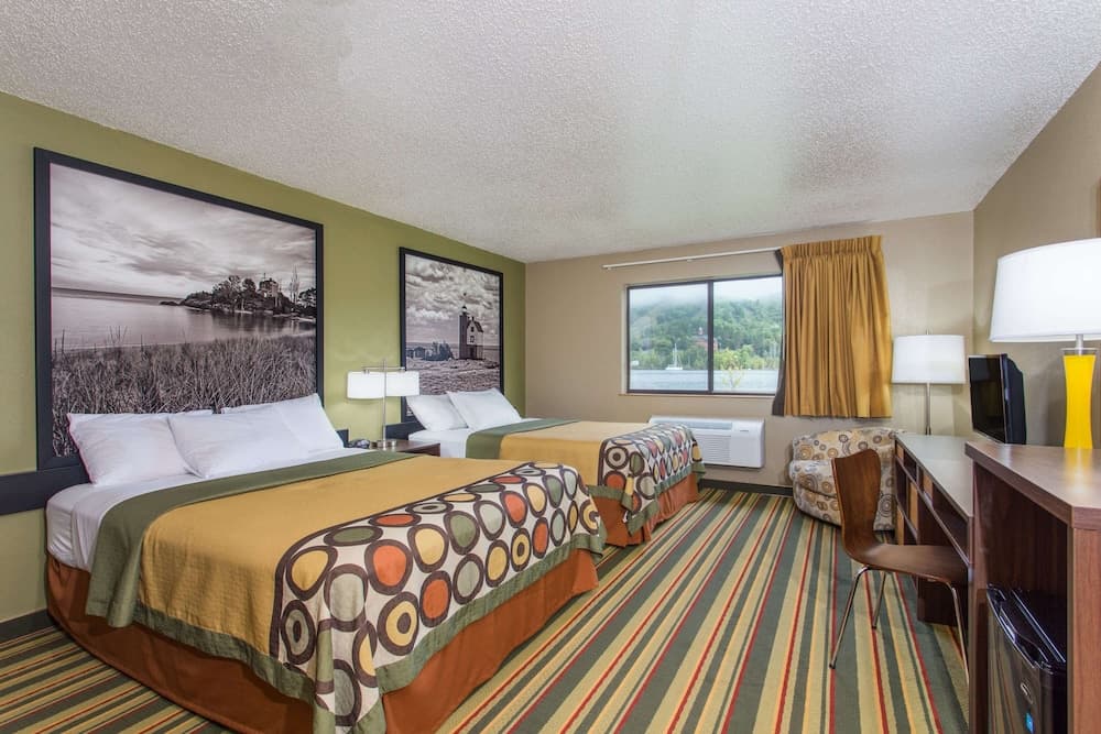 Super 8 by Wyndham Houghton