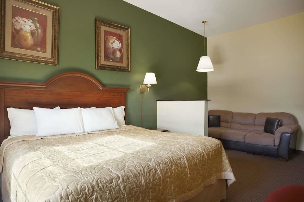 Super 8 by Wyndham Mifflinville Near Bloomsburg