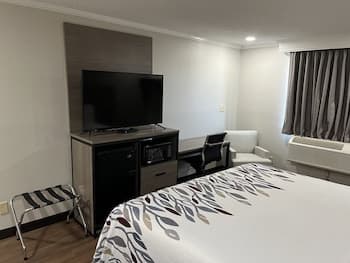 Red Roof Inn Suffolk