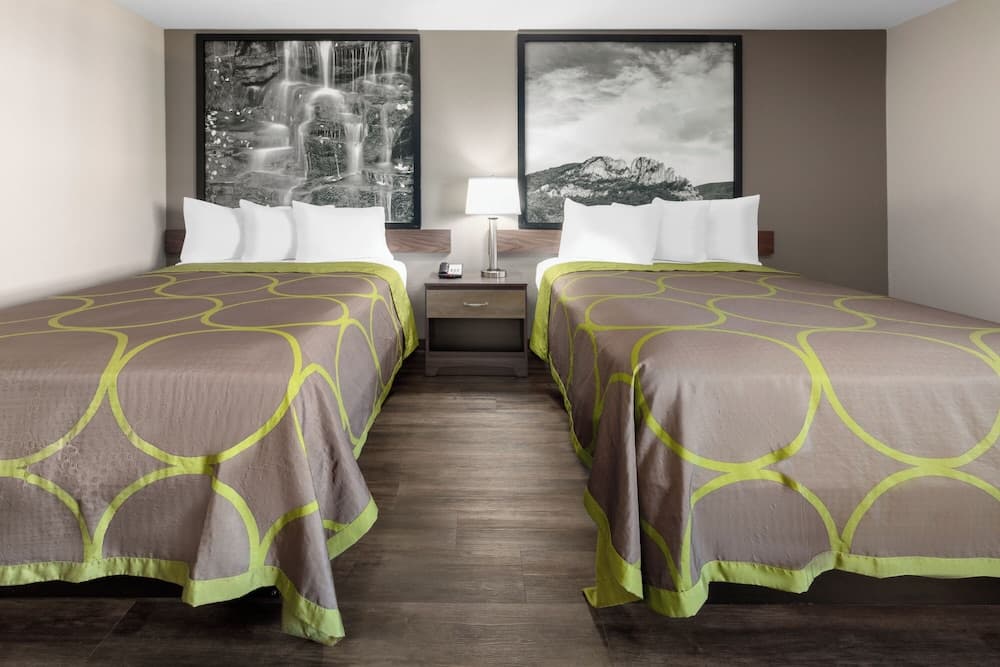 Super 8 by Wyndham Fairmont