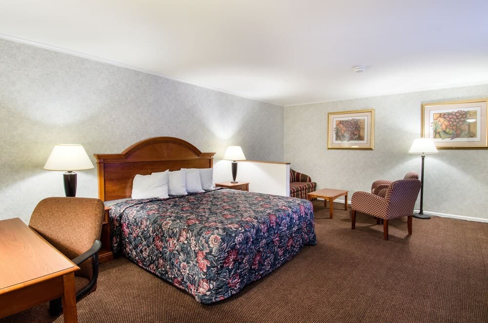 Econo Lodge Inn & Suites