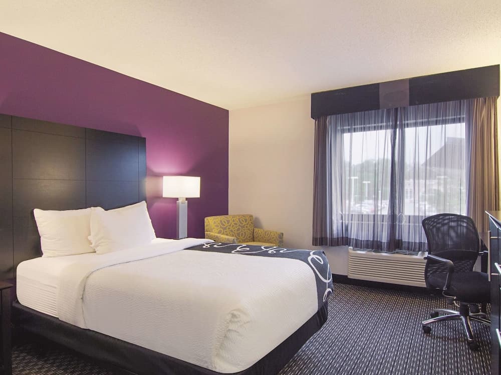 La Quinta Inn & Suites by Wyndham Cleveland - Airport North