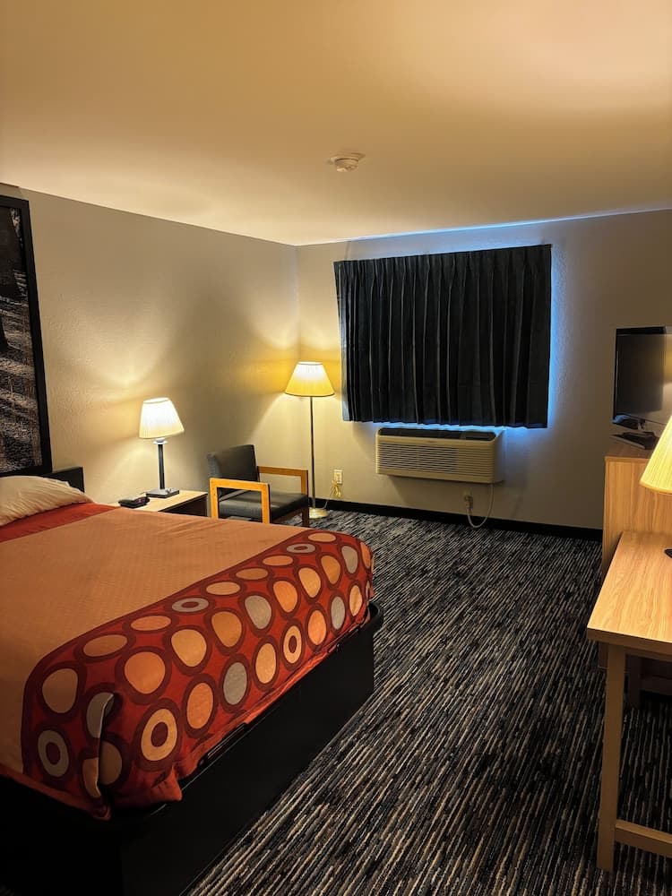 Super 8 Springfield North I-44