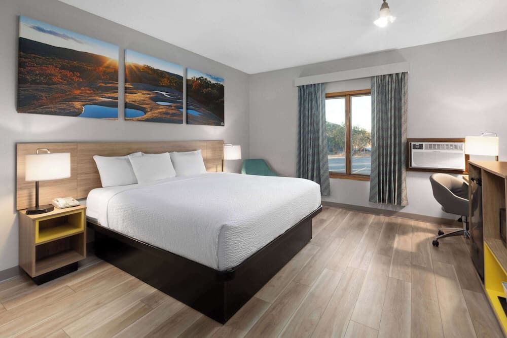 Days Inn by Wyndham Hutchinson