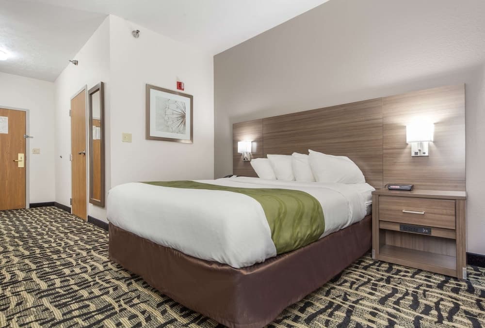 Quality Inn & Suites Omaha Chalco