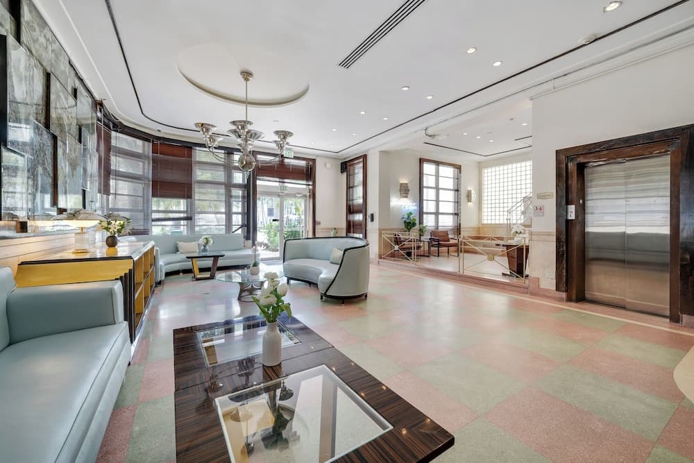 Greenview Hotel by Lowkl