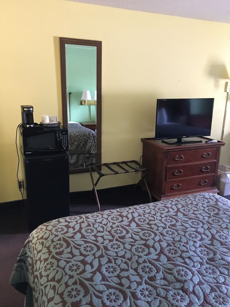 Days Inn by Wyndham Lamont/Monticello