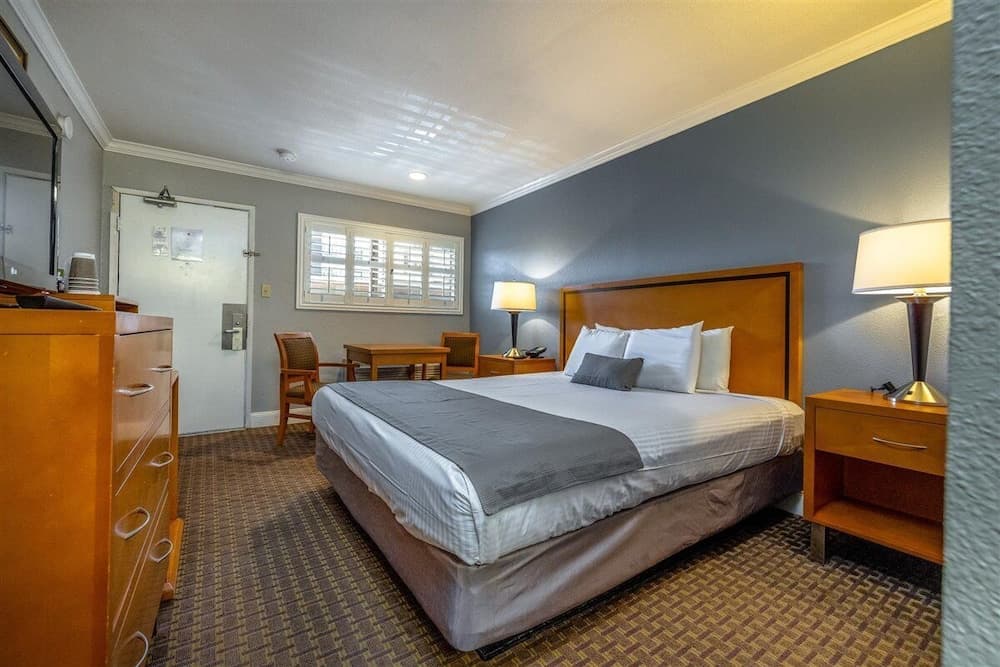 SOMA Park Inn – Civic Center