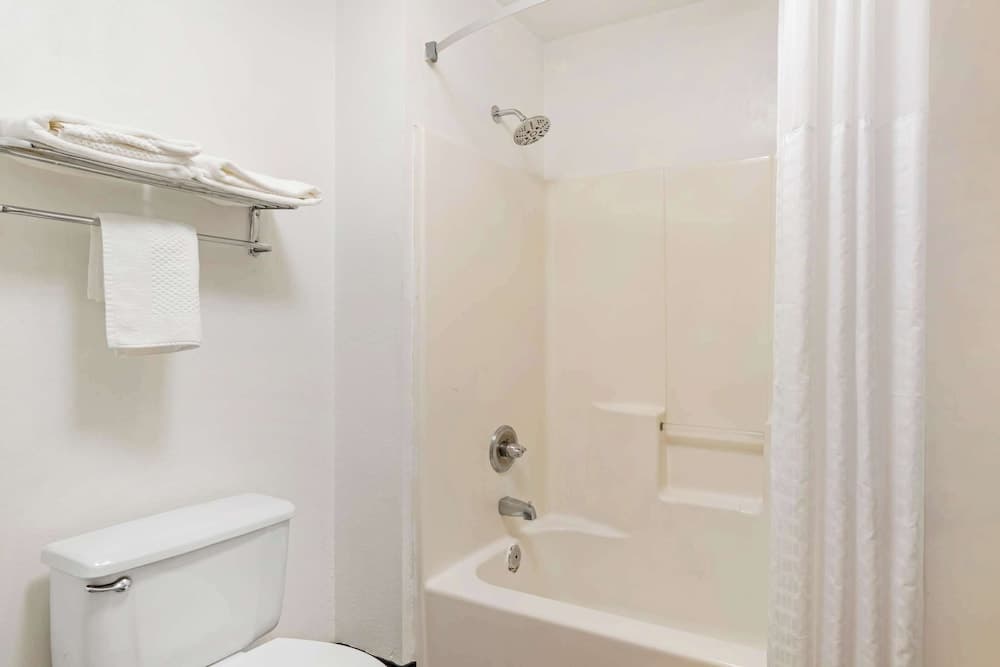 Quality Inn & Suites Decatur - Priceville I-65