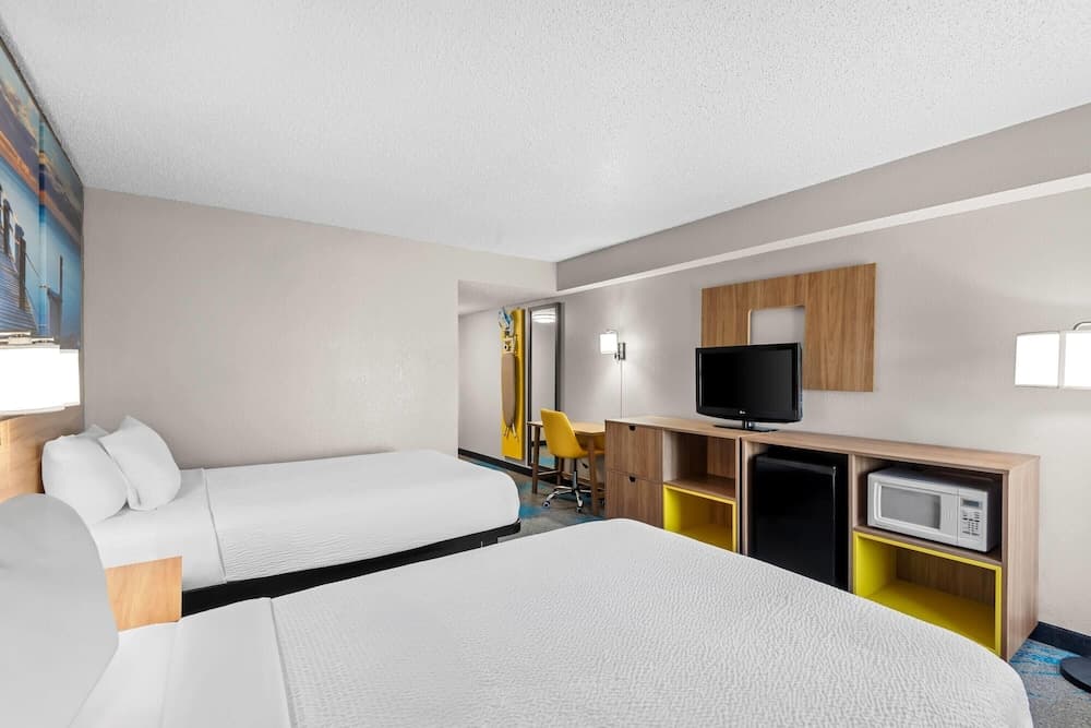 Days Inn & Suites by Wyndham Cedar Rapids