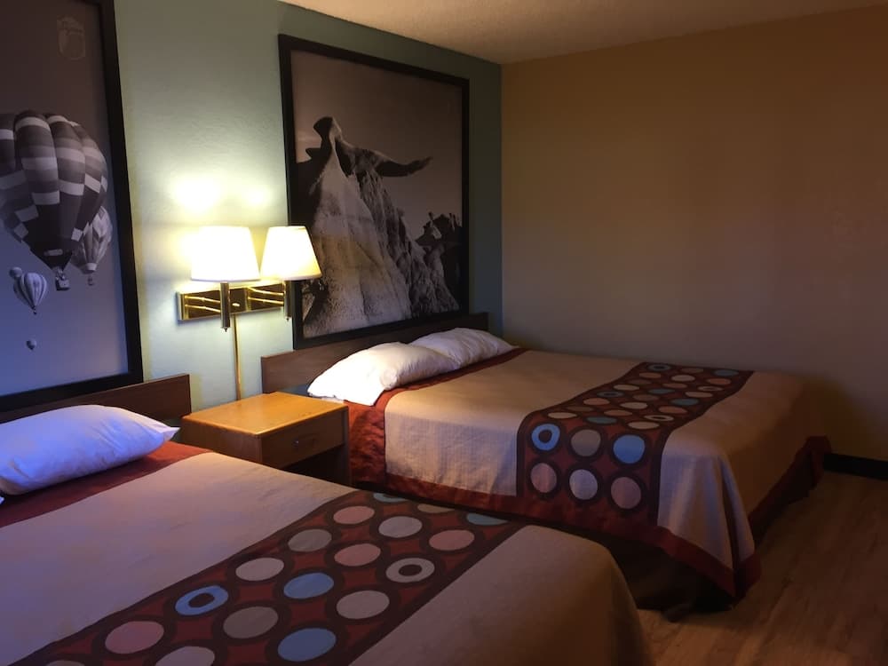 Super 8 by Wyndham Raton