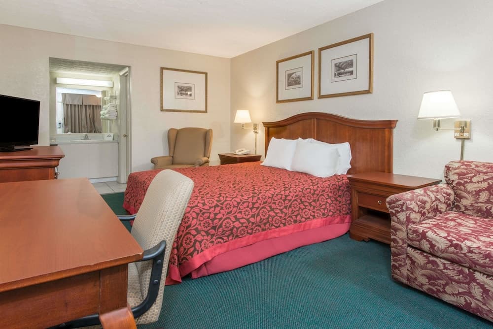 Days Inn & Suites by Wyndham Dayton North