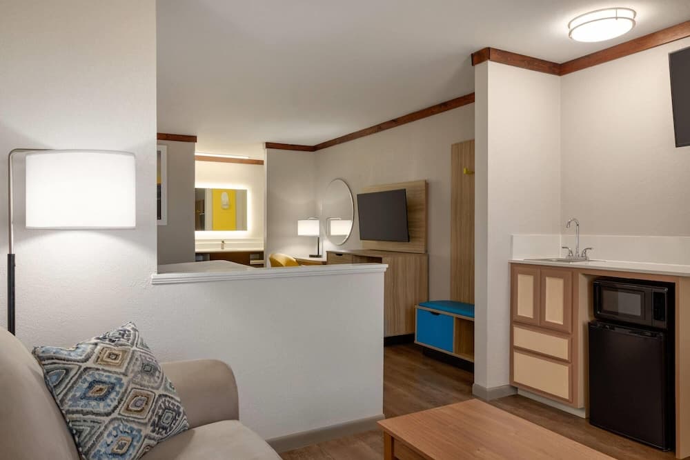 Days Inn by Wyndham Suites Fredericksburg