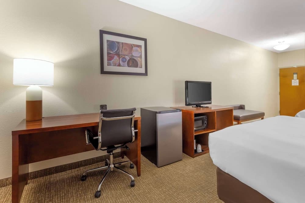 Comfort Suites Inn at Ridgewood Farm