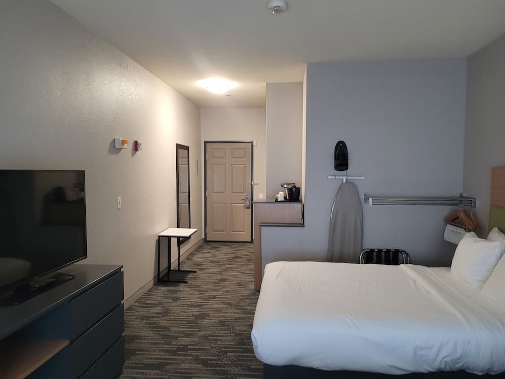 Country Inn & Suites by Radisson, Appleton Airport - Fox River Mall Area