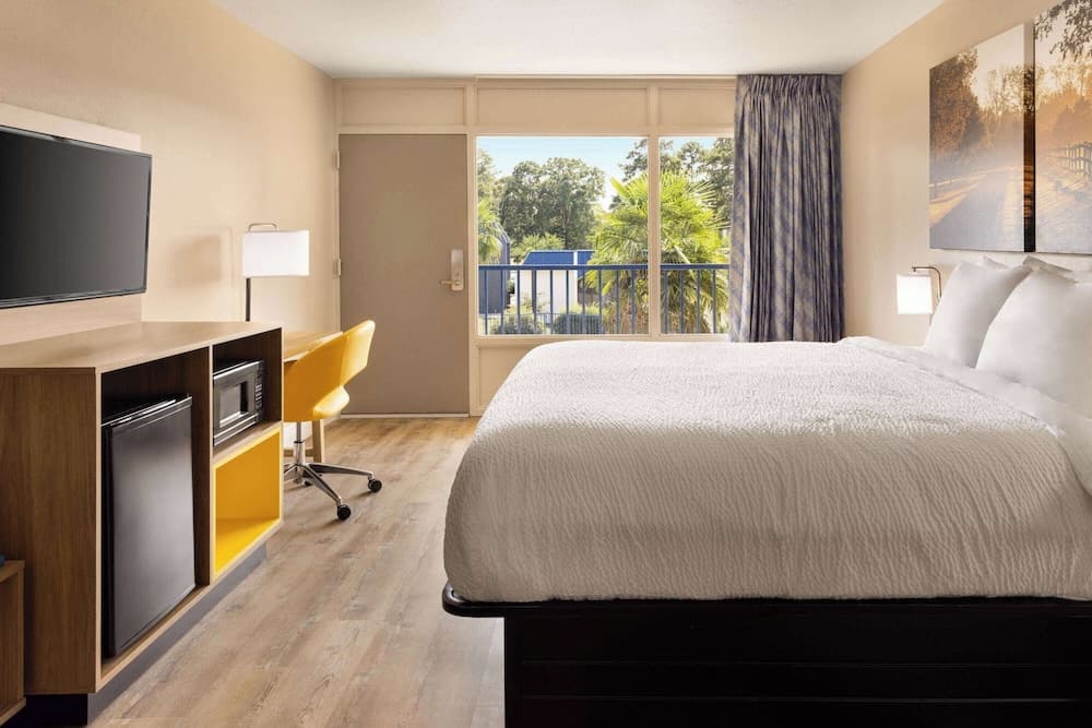 Days Inn by Wyndham McComb MS