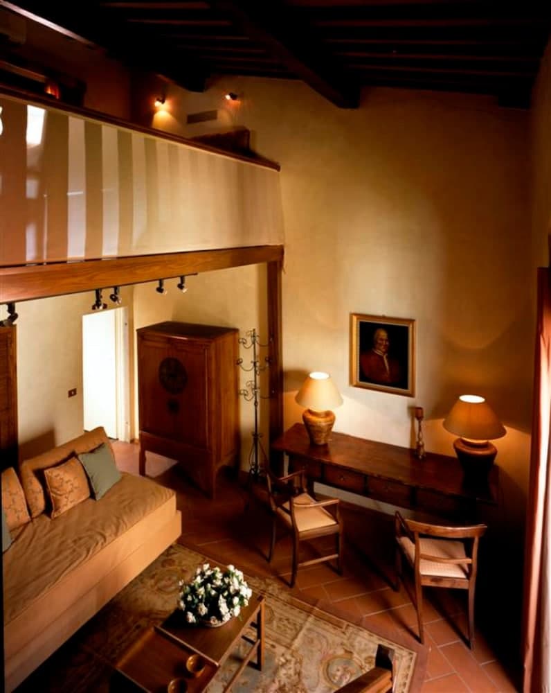 J And J Historic House Hotel