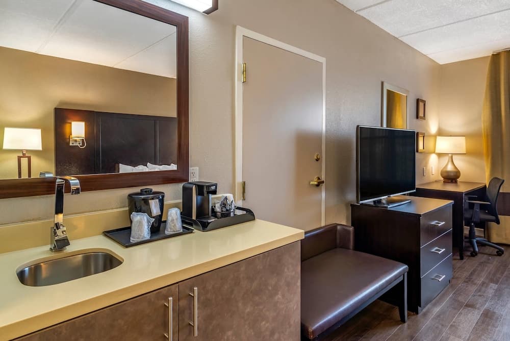 Comfort Inn & Suites near Six Flags