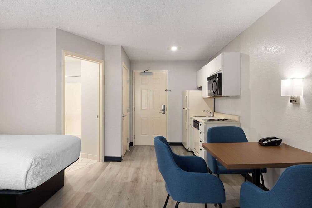 Days Inn & Suites by Wyndham Green Bay WI.