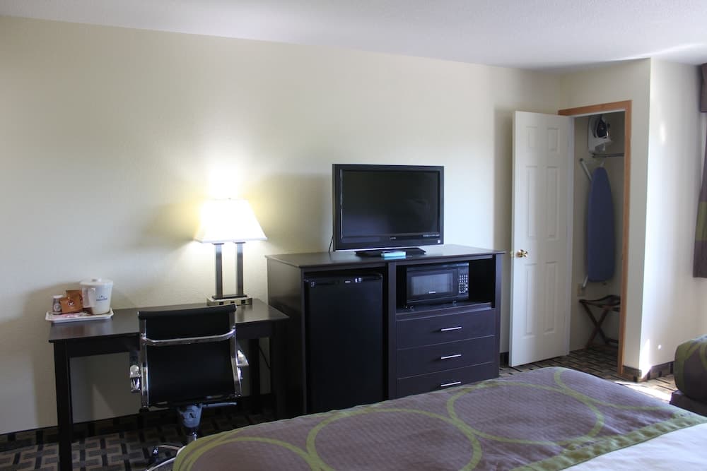 AmericInn by Wyndham West Burlington