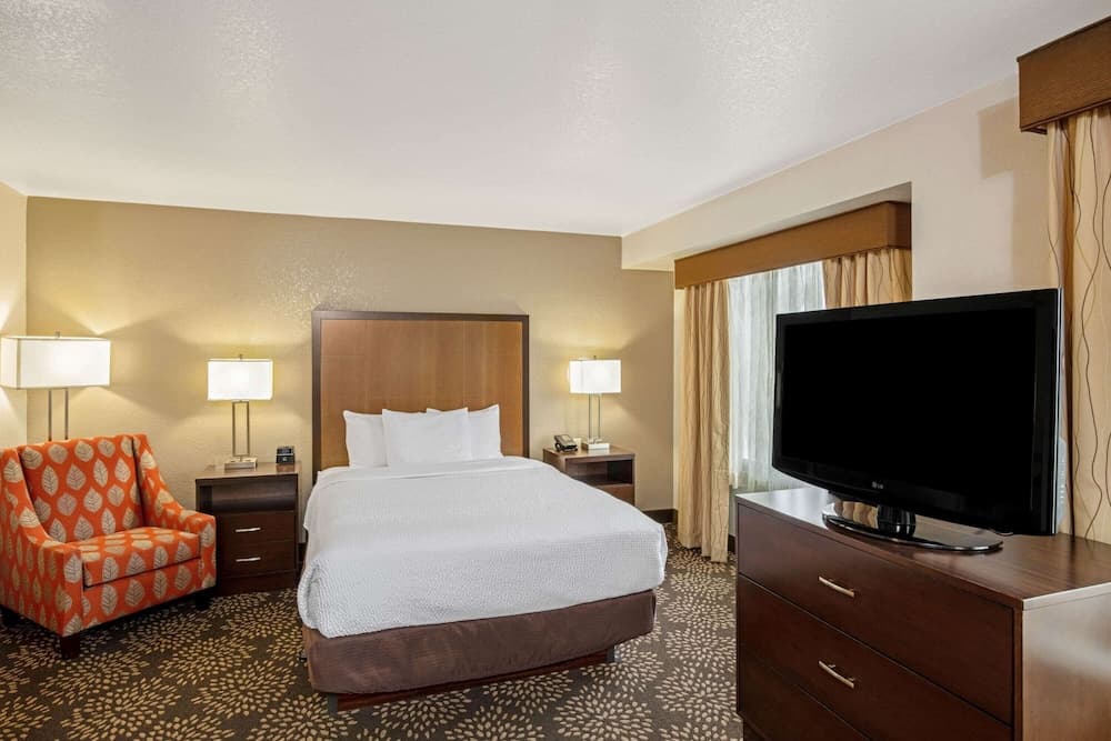 La Quinta Inn & Suites by Wyndham Las Vegas Red Rock