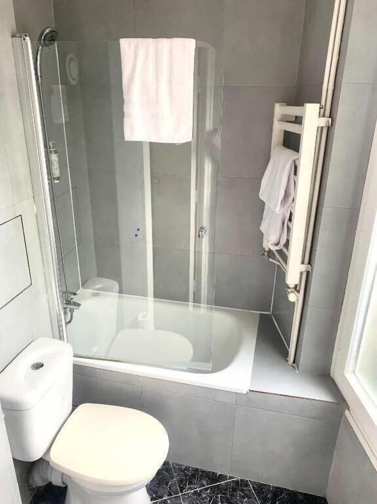 Hipotel Belgrand Edith Piaf