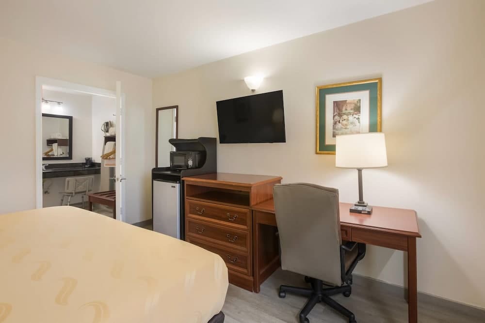 Quality Inn & Suites Greensboro near Lake Oconee