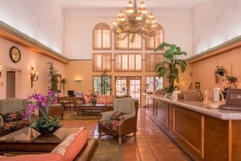 La Fuente Inn & Suites