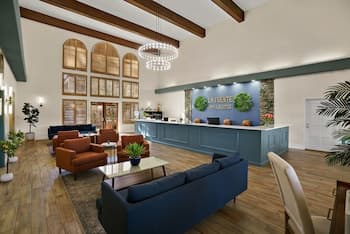 La Fuente Inn & Suites