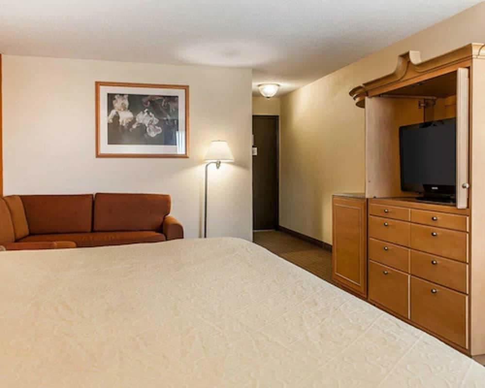 Quality Inn & Suites Shelbyville I-74