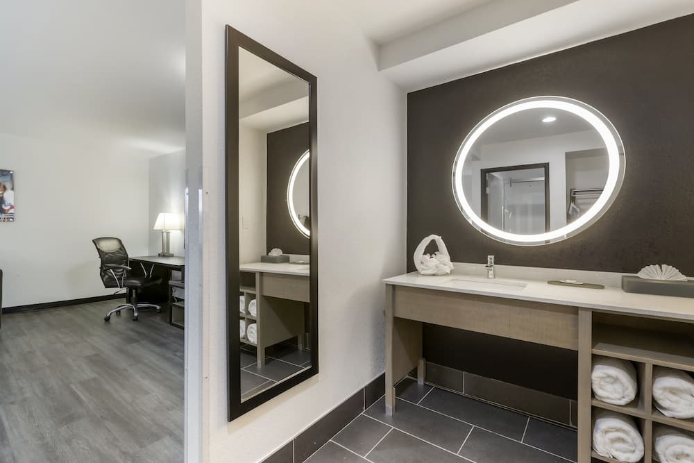 La Quinta Inn & Suites by Wyndham Des Moines West Clive