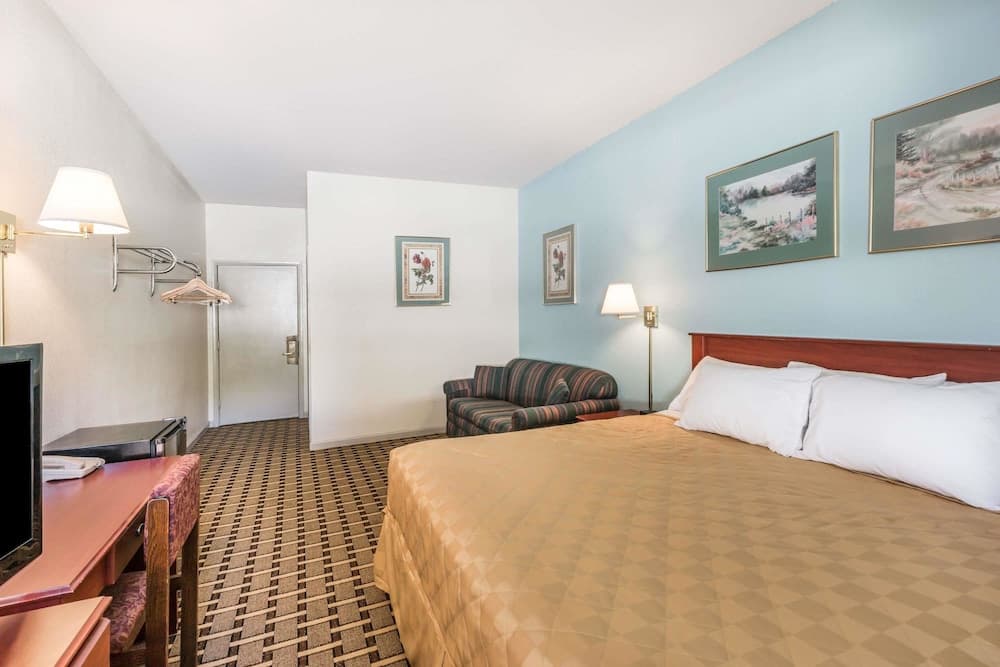 Super 8 by Wyndham Knoxville Downtown Area