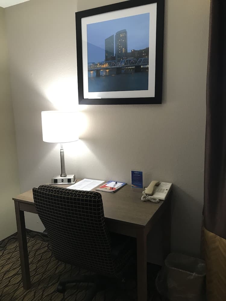 Baymont by Wyndham Grand Rapids Airport