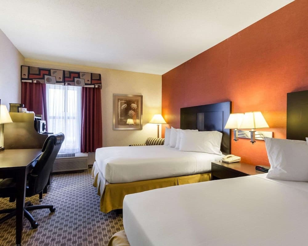 Quality Inn & Suites Oakwood Village - Cleveland South