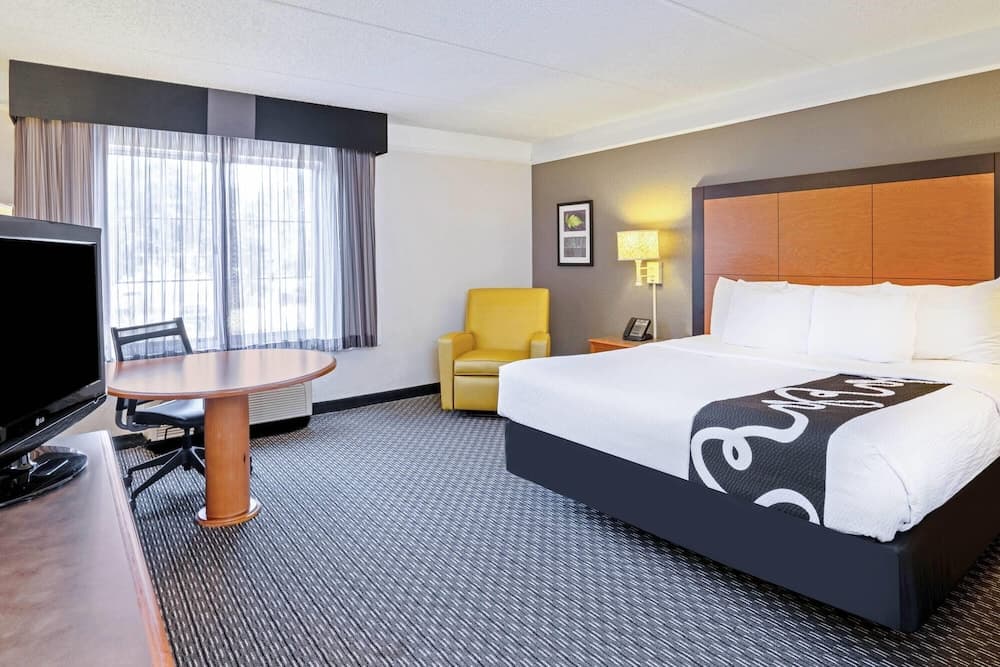 La Quinta Inn & Suites by Wyndham Houston West Park 10