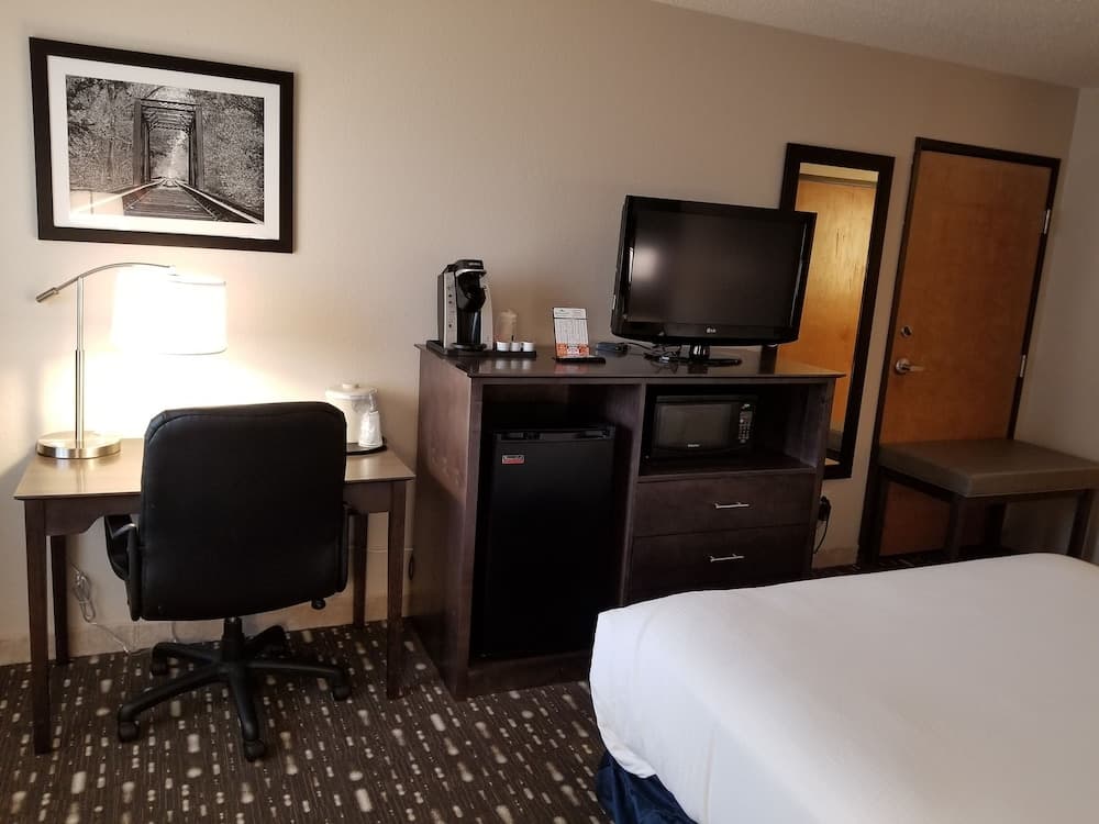 Country Inn & Suites by Radisson, Auburn, IN