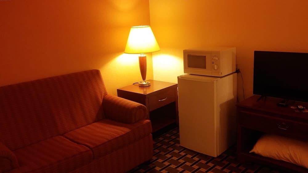 Econo Lodge Inn & Suites