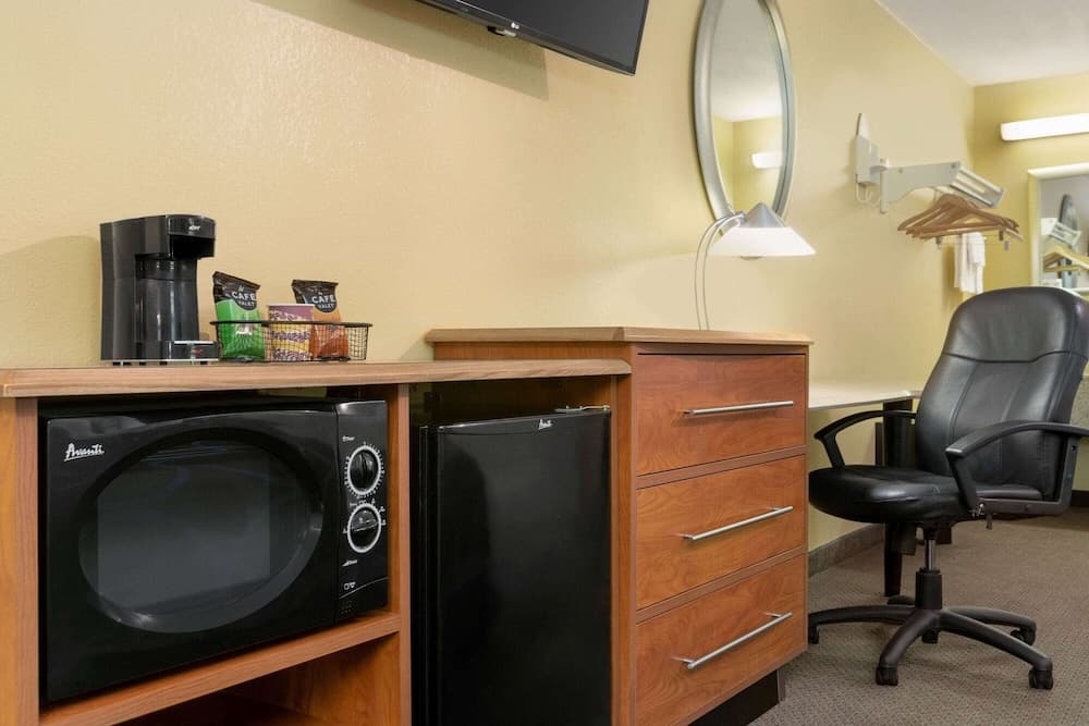 Super 8 by Wyndham Findlay