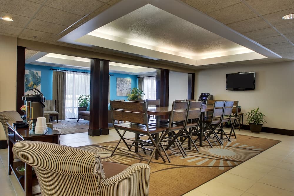 Greenfield Inn & Suites Owensboro, KY Airport