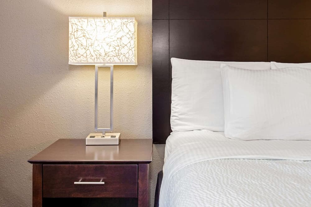 La Quinta Inn & Suites by Wyndham Milwaukee Delafield