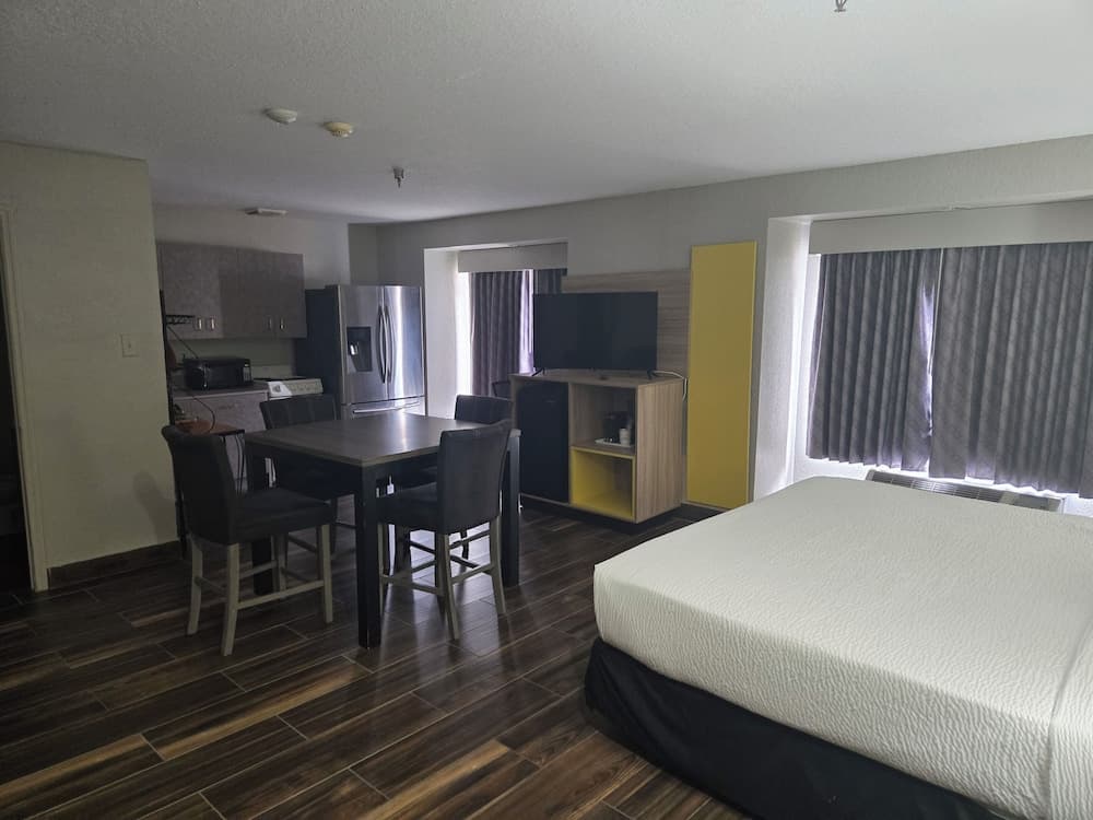 Days Inn & Suites by Wyndham Tampa/Raymond James Stadium