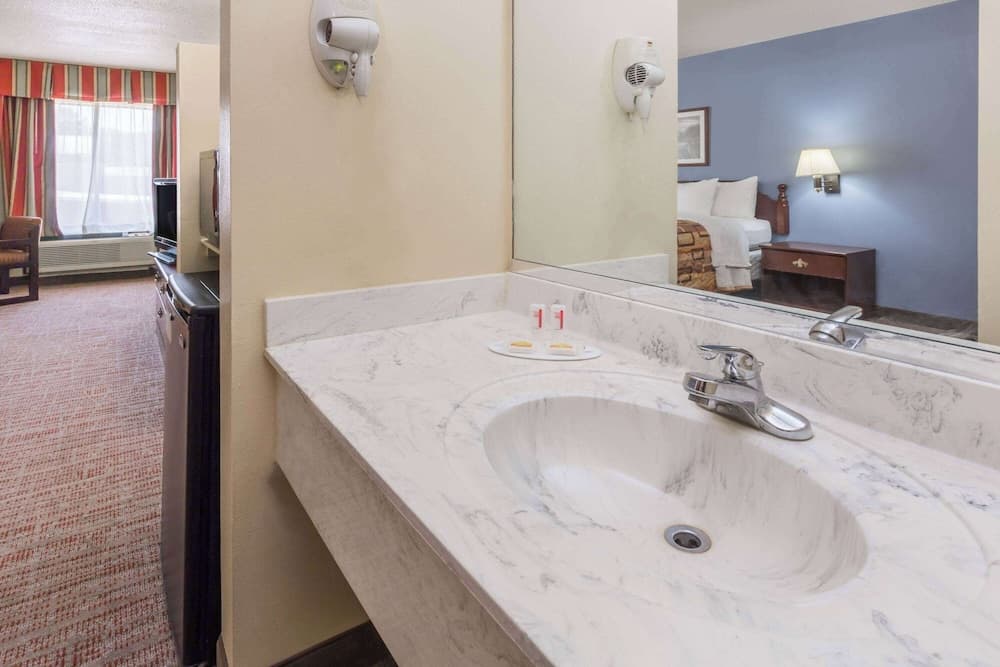 Days Inn by Wyndham Rayne/Crowley