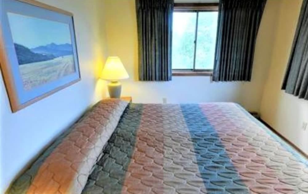 Twin Rivers Condominiums by Alderwood Colorado Management